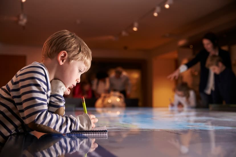 Niño en museo tomando apuntes
