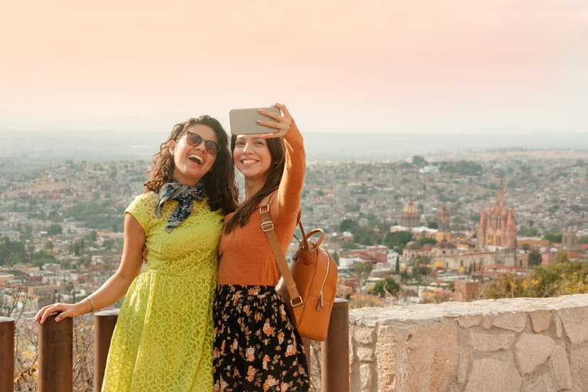 Dos amigas tomándose foto en El Mirador de San Miguel Allende