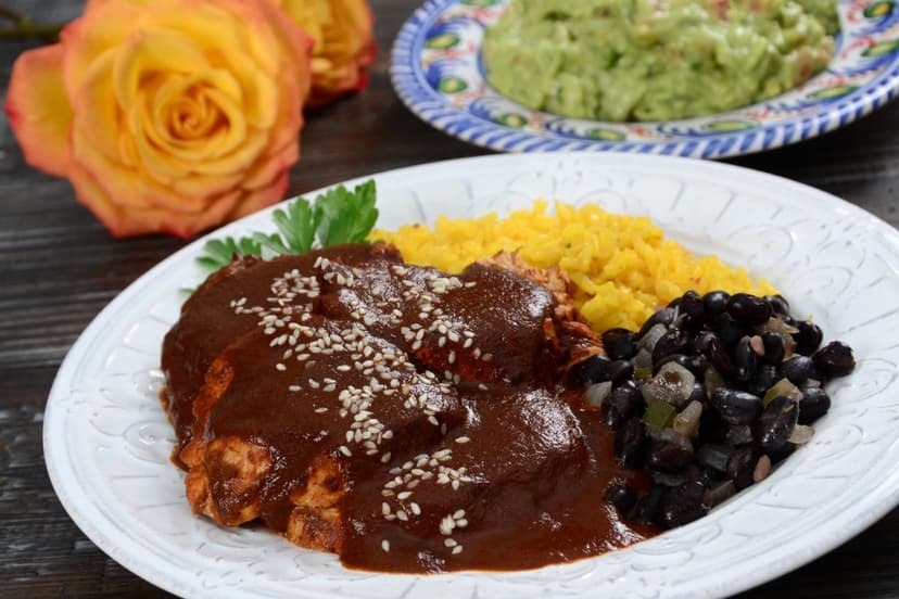 Delicioso plato de mole poblano con arroz