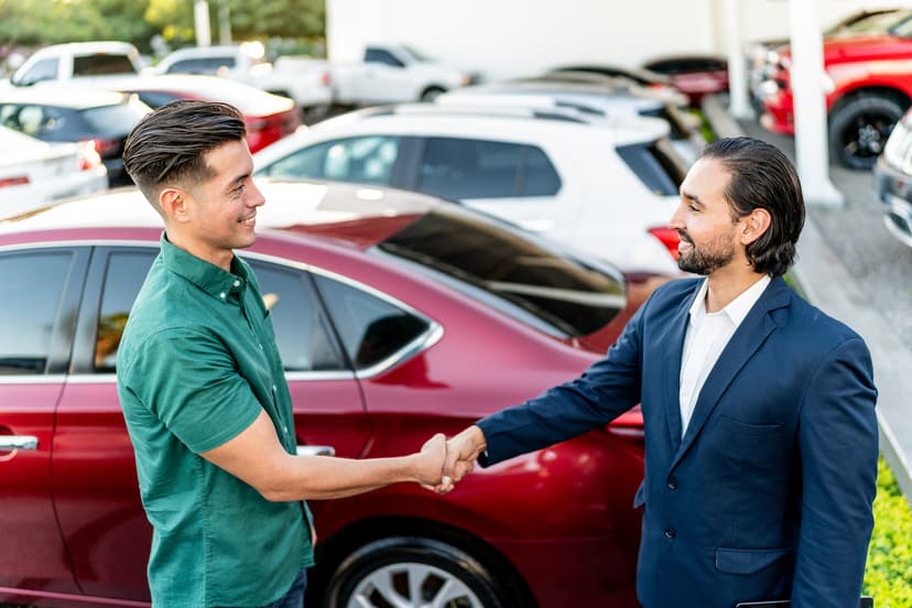 Joven comprando un auto de segunda mano