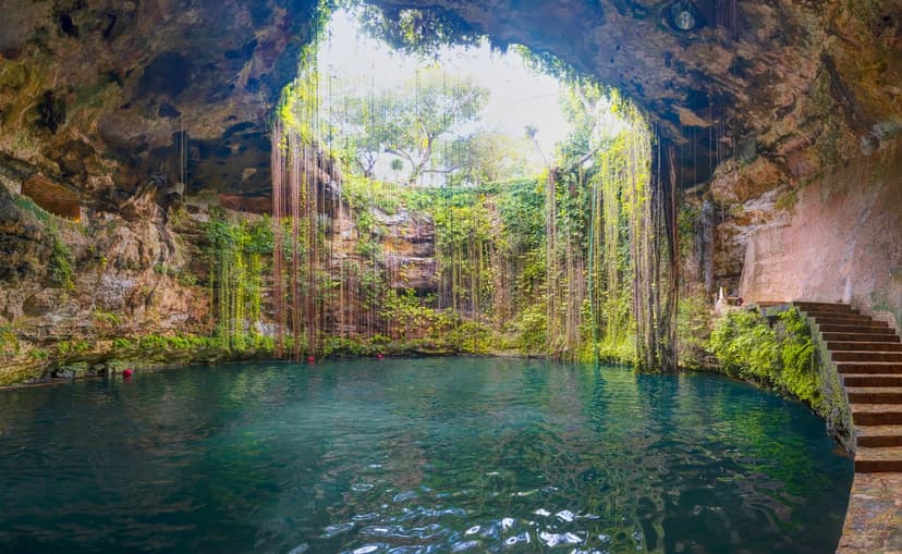 Precioso cenote en la Península de Yucatán con aguas transparentes y raíces colgantes. Chichén Itzá, México