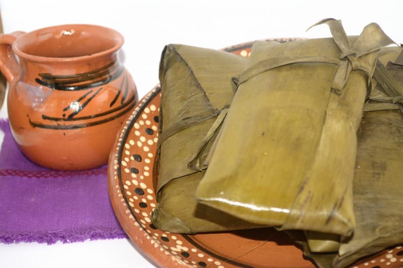 Tradicional bebida de tascalate chiapaneco con tamales en hoja de plátano
