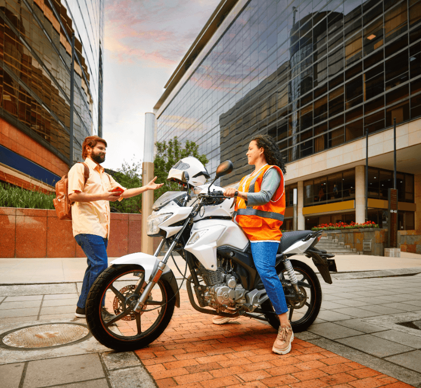 DiDi Moto poniendo casco