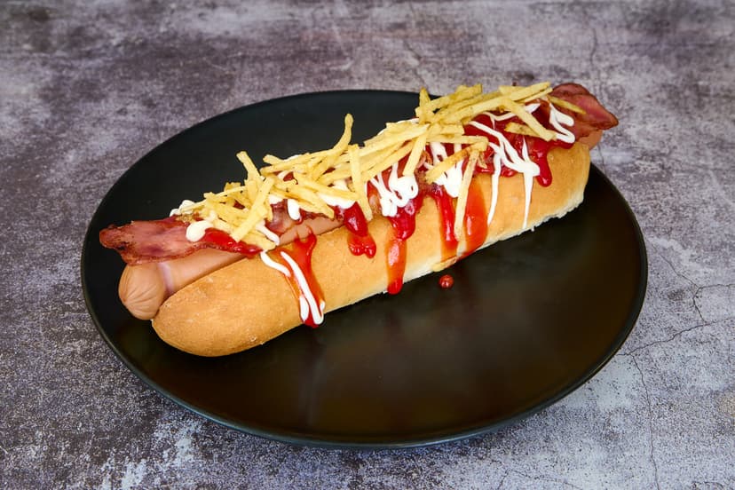 Hot dog clásico gigante con salchicha de cerdo, tocino y papas