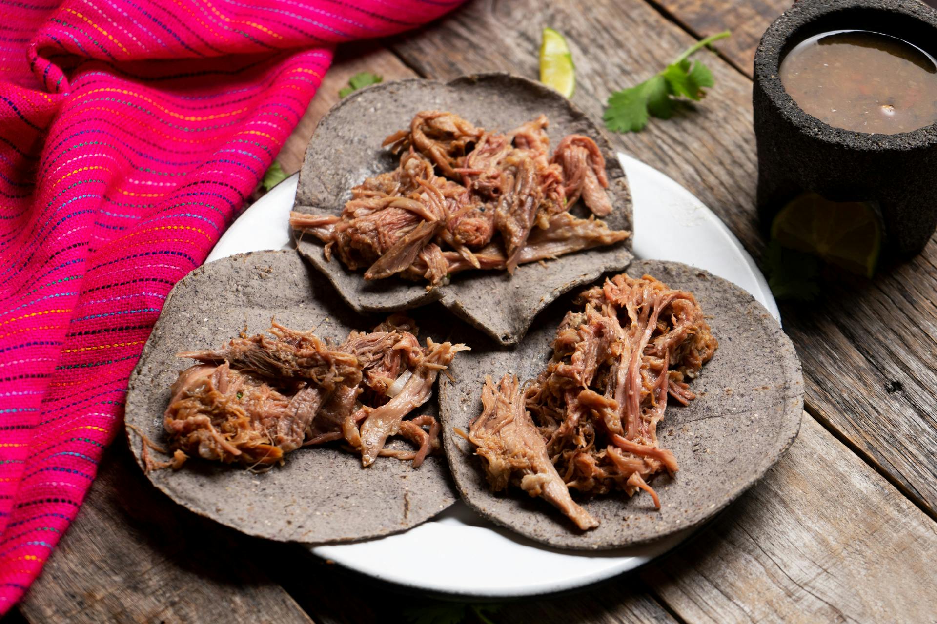 Tacos de Barbacoa en tortilla de masa azul”
