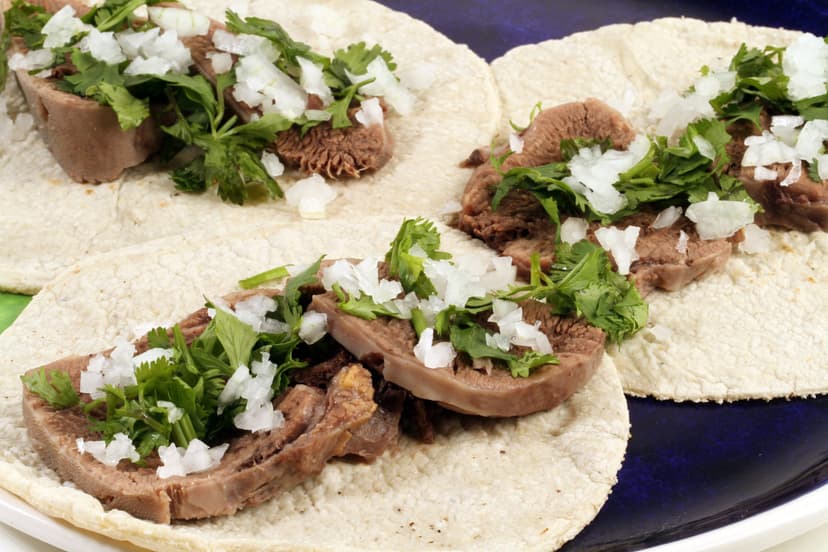 No solo hay besos, también hay tacos de lengua