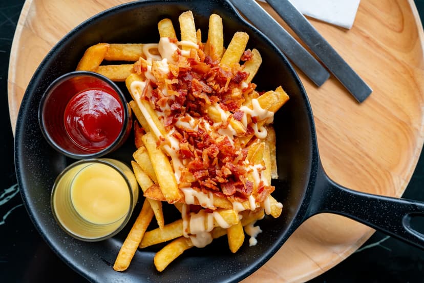 papas a la francesa con tocino