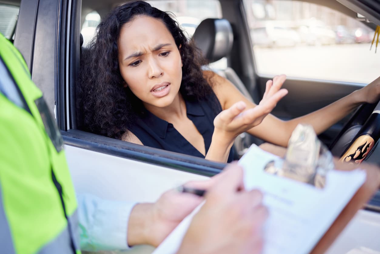 mujer recibiendo una multa de tránsito en CDMX