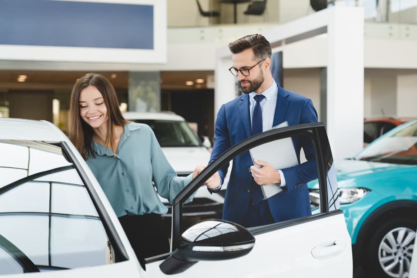 Cliente satisfecho por haber comprado un auto usado