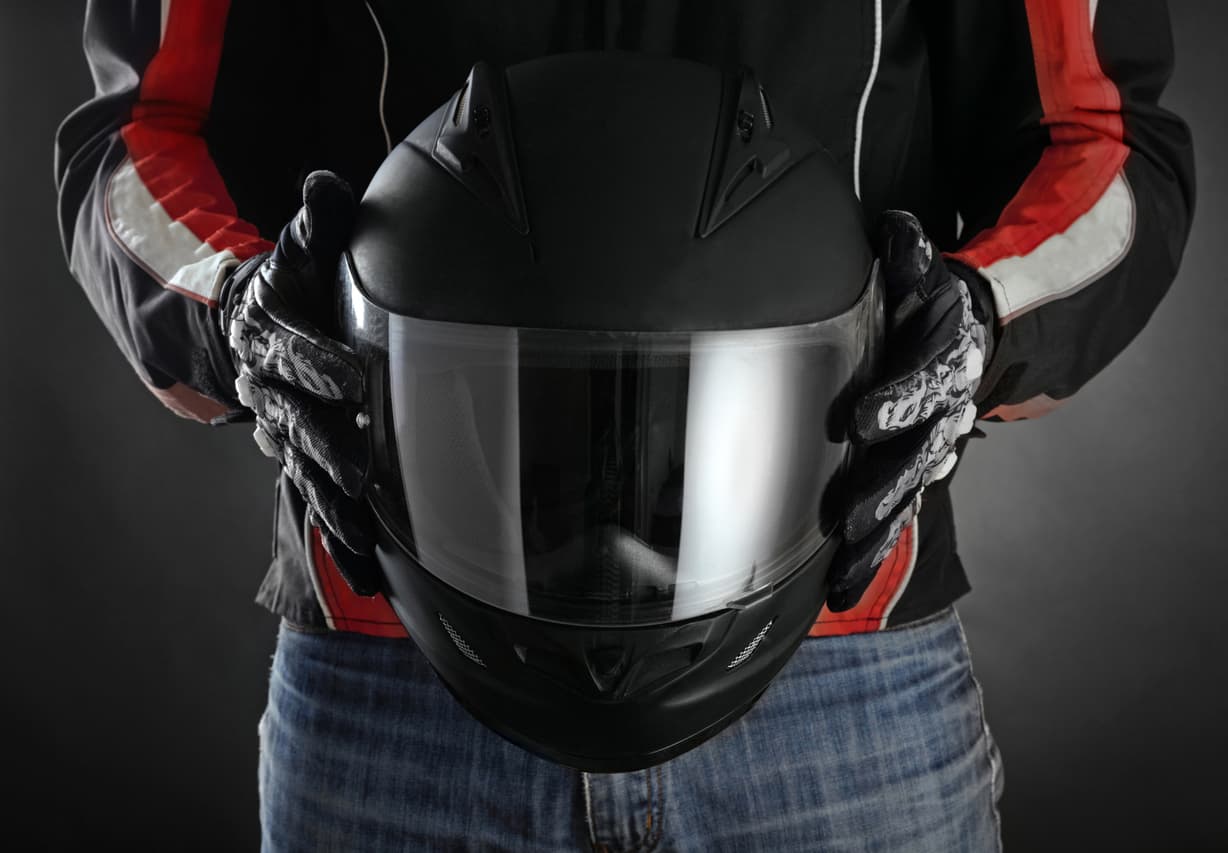 Existen distintos tipos de cascos para diferentes estilos de conducción, niveles de protección y preferencias personales.
