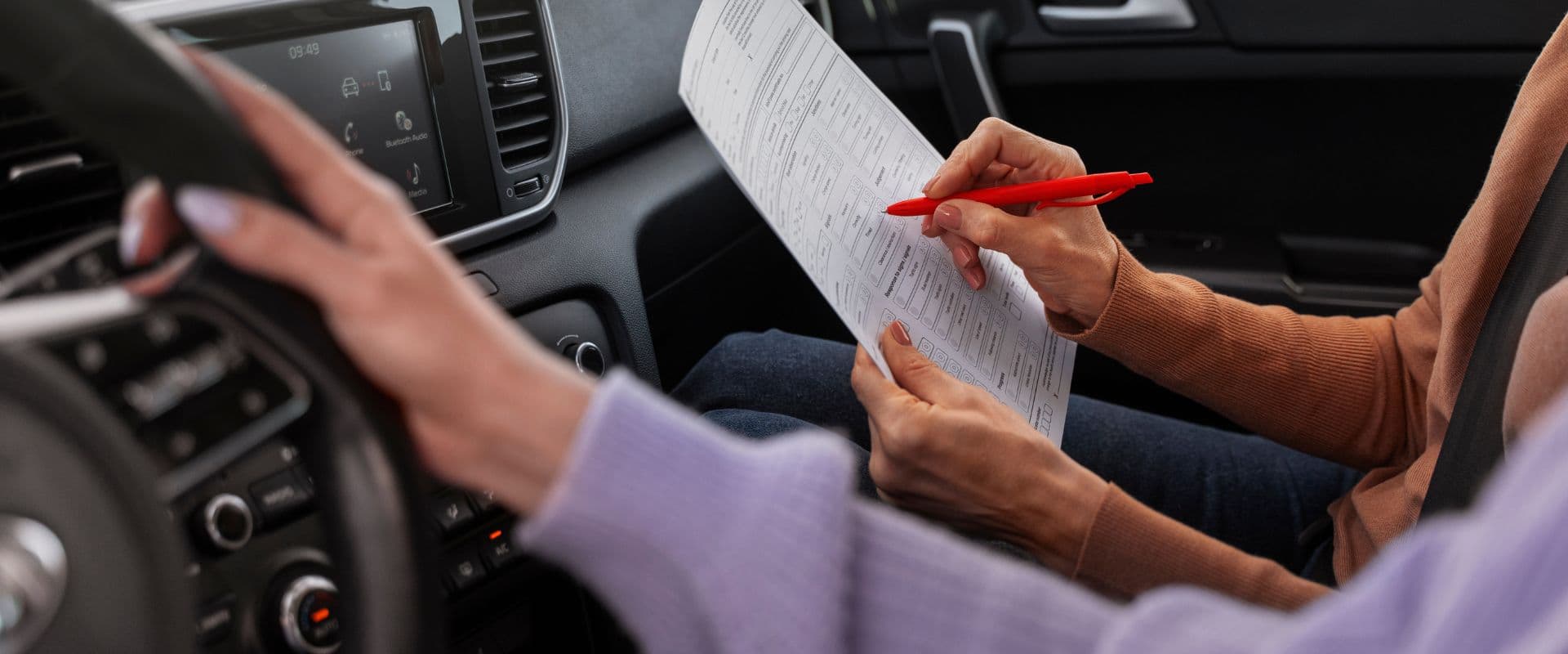 Mujer realizando su examen para licencia de conducir