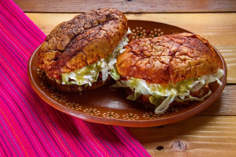 Pambazos con queso y salsa verde