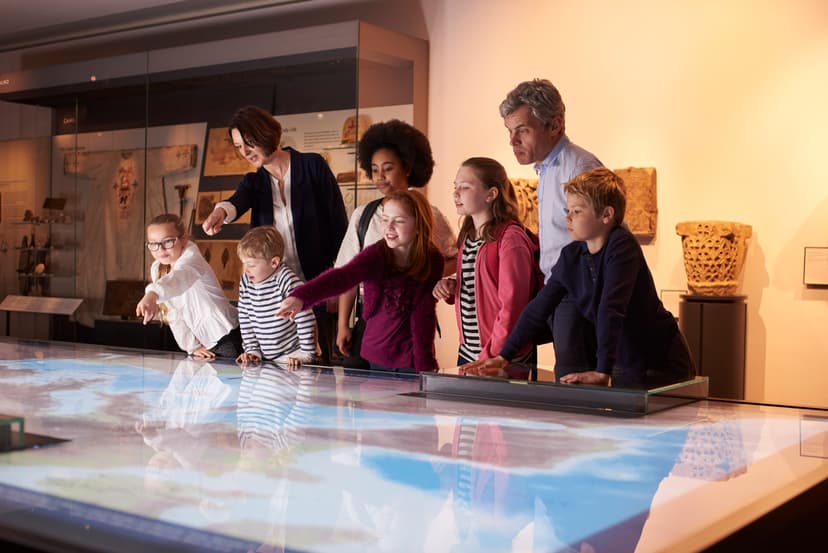 Niños interactuando con mapa digital en museo interactivo