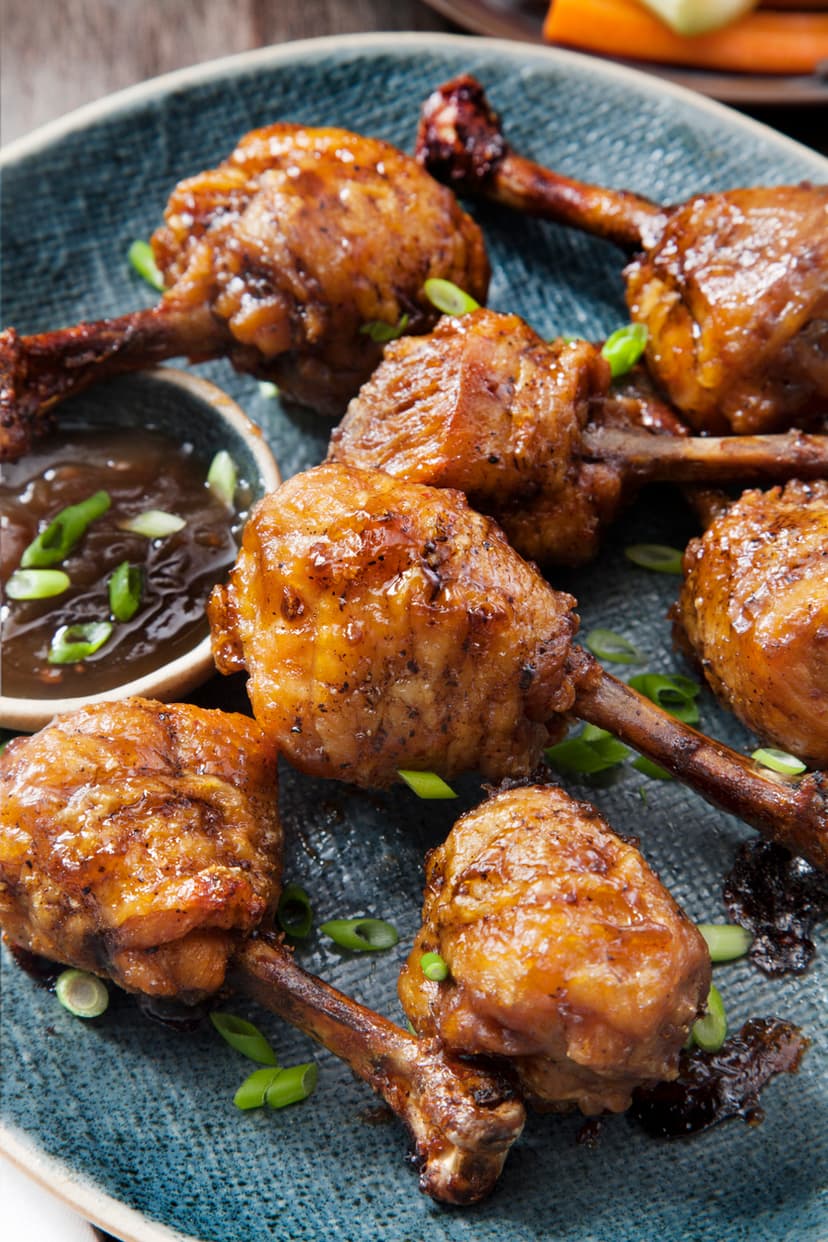 pollo con piruleta de ajo de miel con salsa