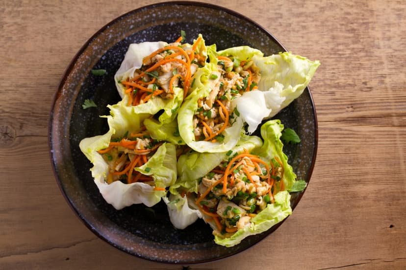Wraps de lechuga con pollo, zanahoria