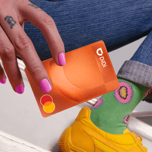 Persona mostrando DiDi Card