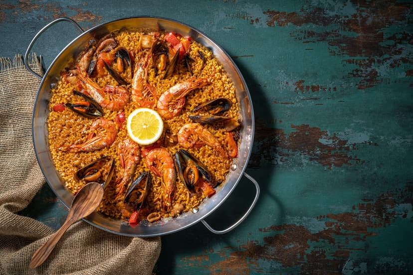 Paella sobre mesa
