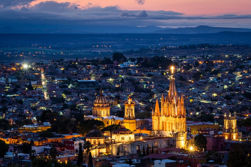 San Miguel de Allende en pleno atardecer es el lugar perfecto para ir de fin de semana en familia, en pareja o con amigos