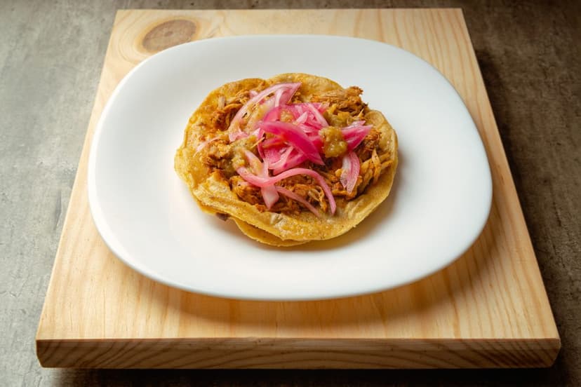 Panucho de cochinita pibil con cebolla morada