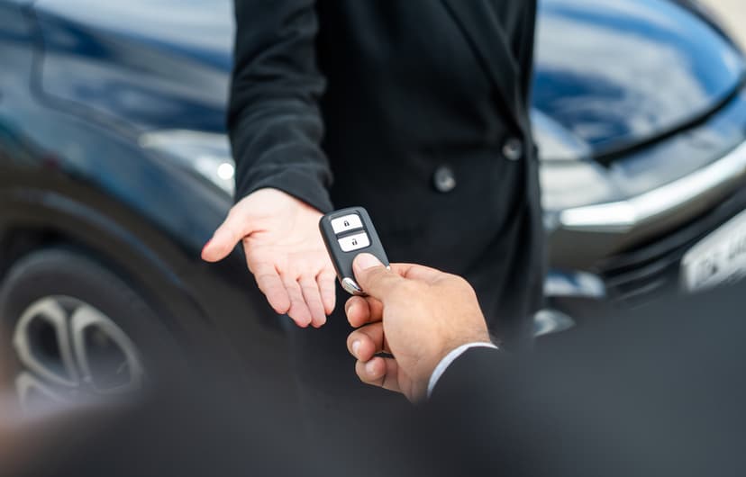 Comprar un carro de agencia tiene varias ventajas. En primer lugar, estás comprando un vehículo completamente nuevo, sin desgaste previo, lo que te asegura que todas las partes están en perfectas condiciones. Esto reduce significativamente el riesgo de enfrentar problemas mecánicos en el corto plazo.