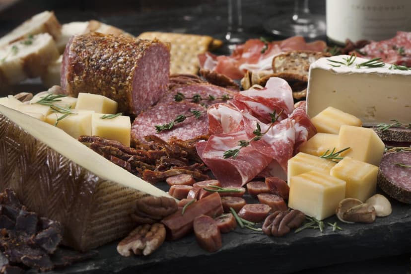 Fiambre potosino acompañado de quesos gourmet.