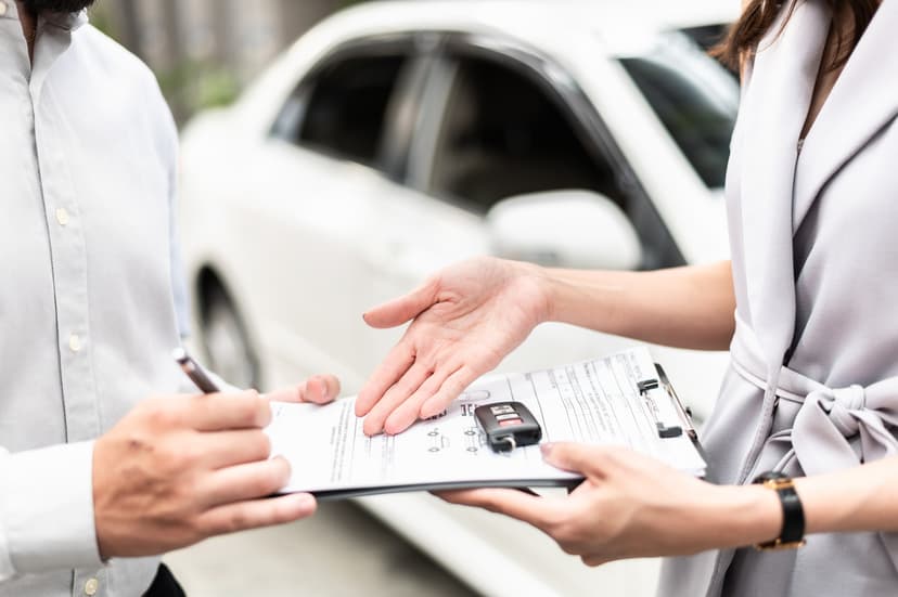 persona gestionando la compra de automovil