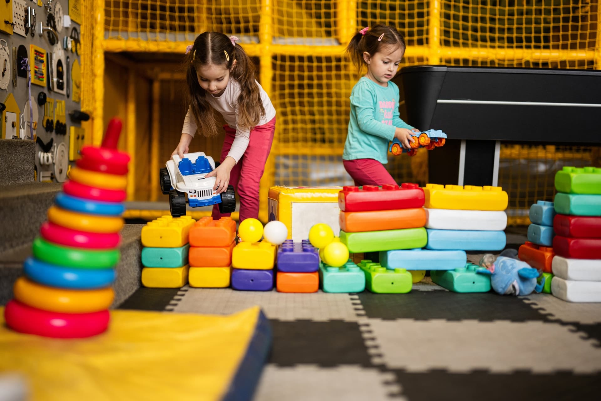 Niñas jugando en una ludoteca, que es el espacio perfecto para que aprendan y se desarrollen jugando.