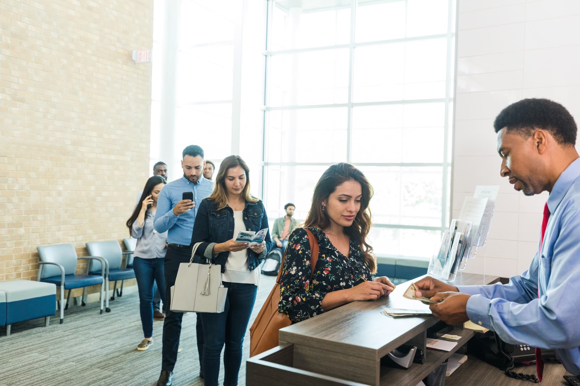 Personas en la fila para pedir información sobre las licencias de conducir