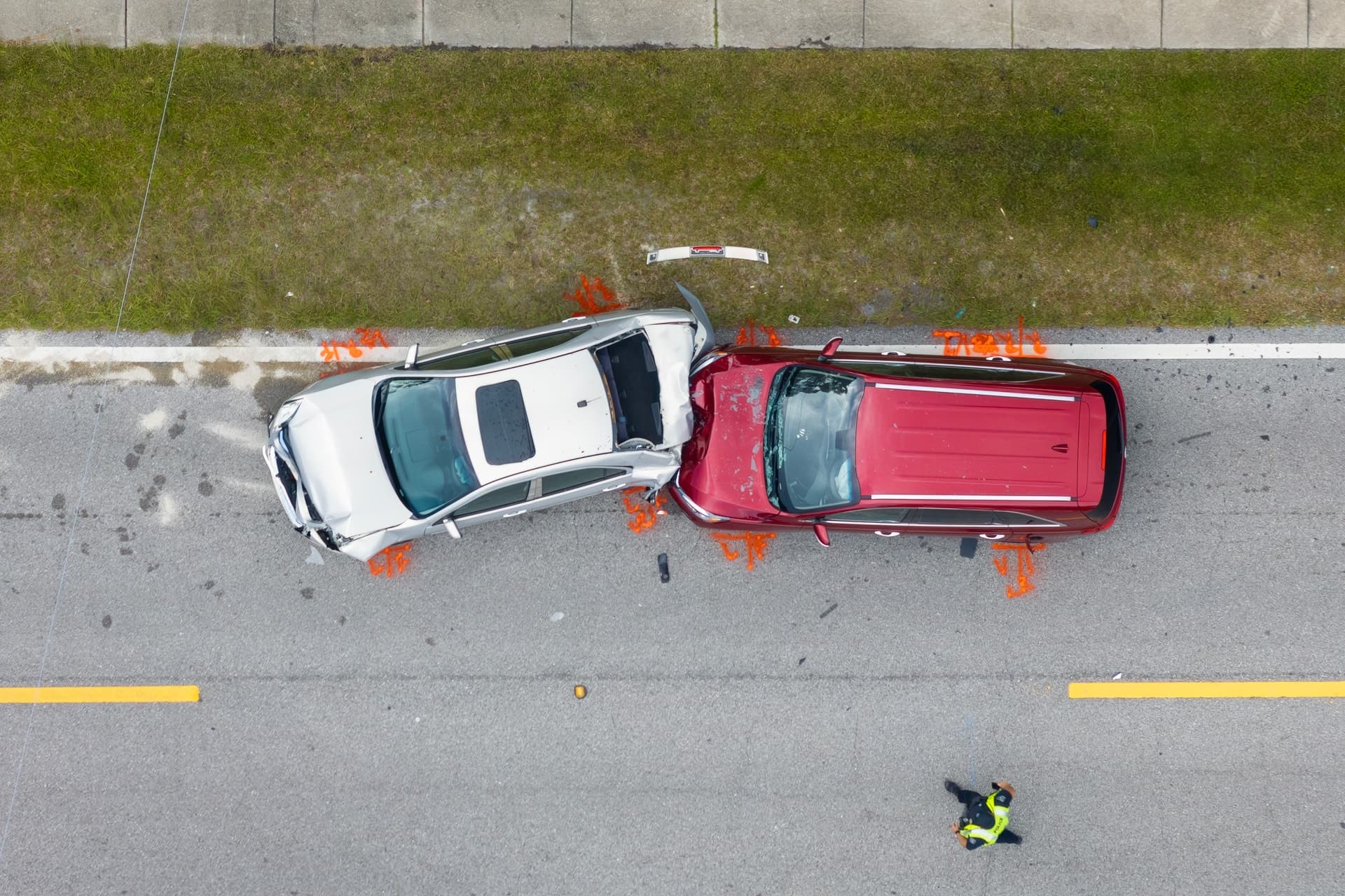 Accidente en carretera que requiere atención y primeros auxilios