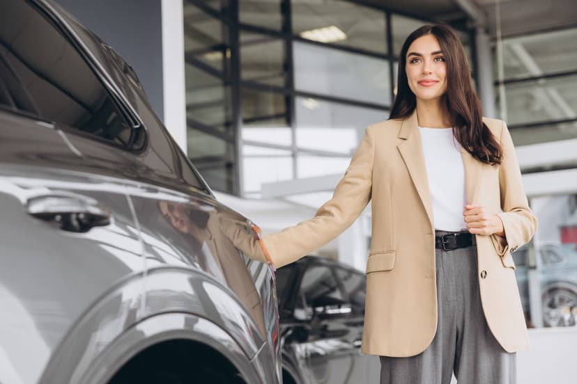 mujer a lado de un vehículo