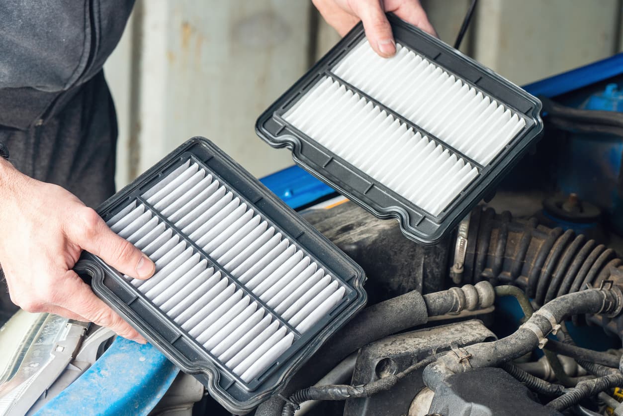 Cambiar el filtro del aire en tu carro es esencial para mantener un buen rendimiento del motor y evitar problemas a largo plazo.