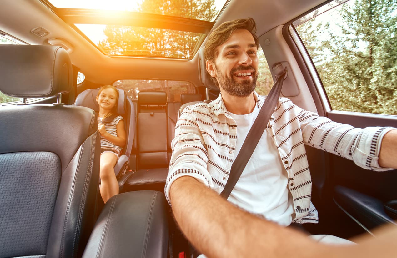 Cuando viajas con niños en el auto, tomar medidas adicionales de seguridad es fundamental para evitar accidentes.
