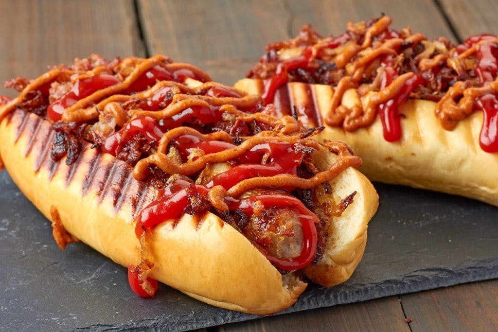 Hot dog con tocino crujiente y aderezos