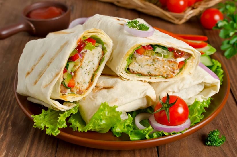 Wrap de pollo, tortilla envuelta, kebab fresco y vegetales