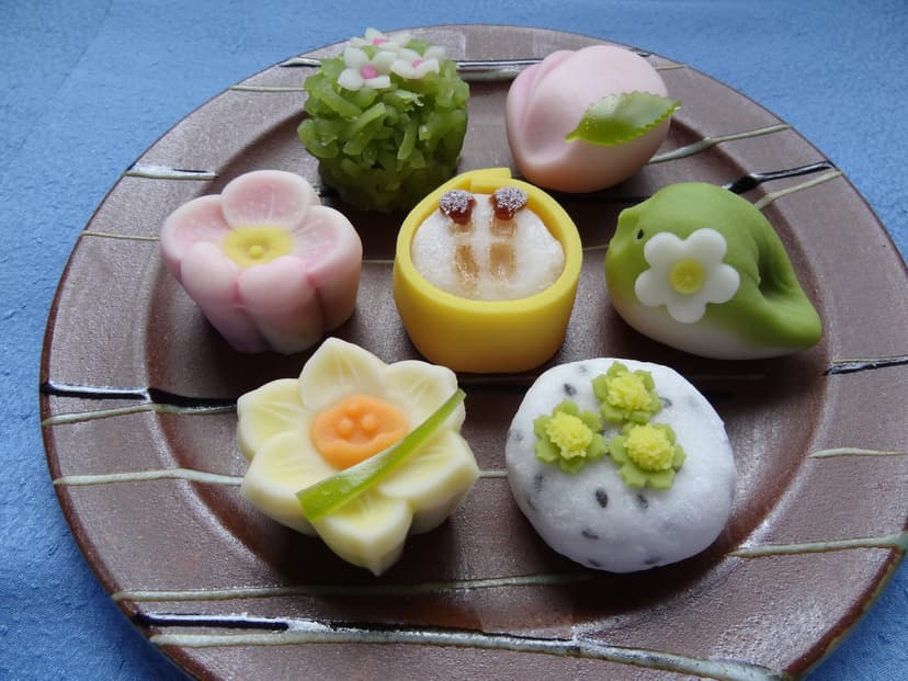Los wagashi son dulces japoneses artesanales que combinan sabor y estética, perfectos para acompañar una ceremonia de té con su delicadeza y diseño tradicional.