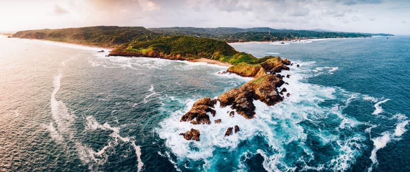 Huatulco es un destino turístico ubicado en la costa del estado de Oaxaca, México, conocido por su impresionante belleza natural y su atmósfera tranquila.