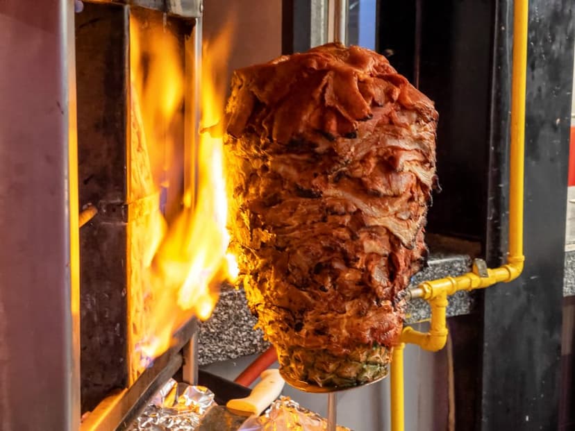 Delicioso trompo de tacos al pastor