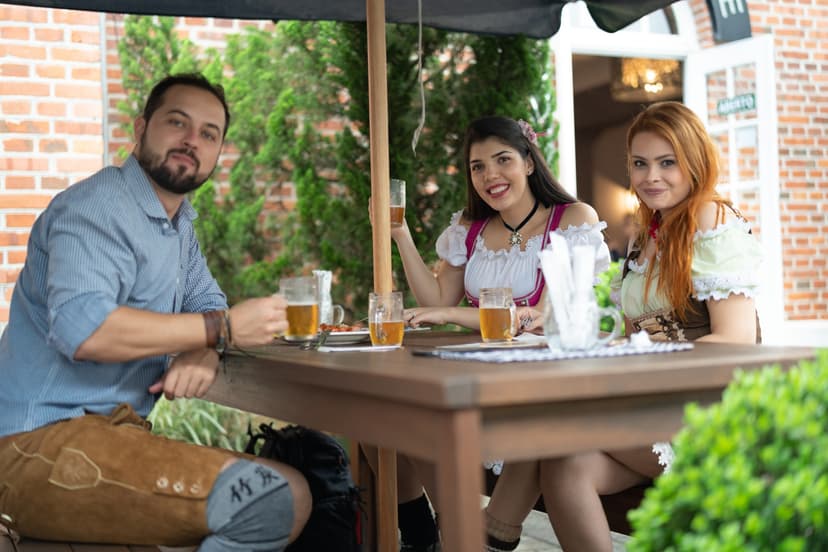 Personas comiendo