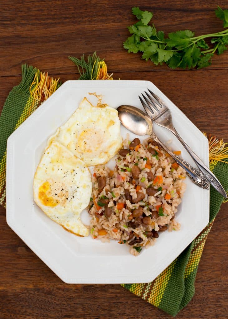 Gallo pinto con huevos fritos, frijoles y chile habanero