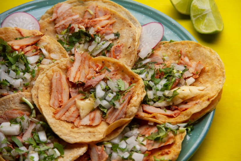 tacos de pastor con piña, cebolla y cilantro