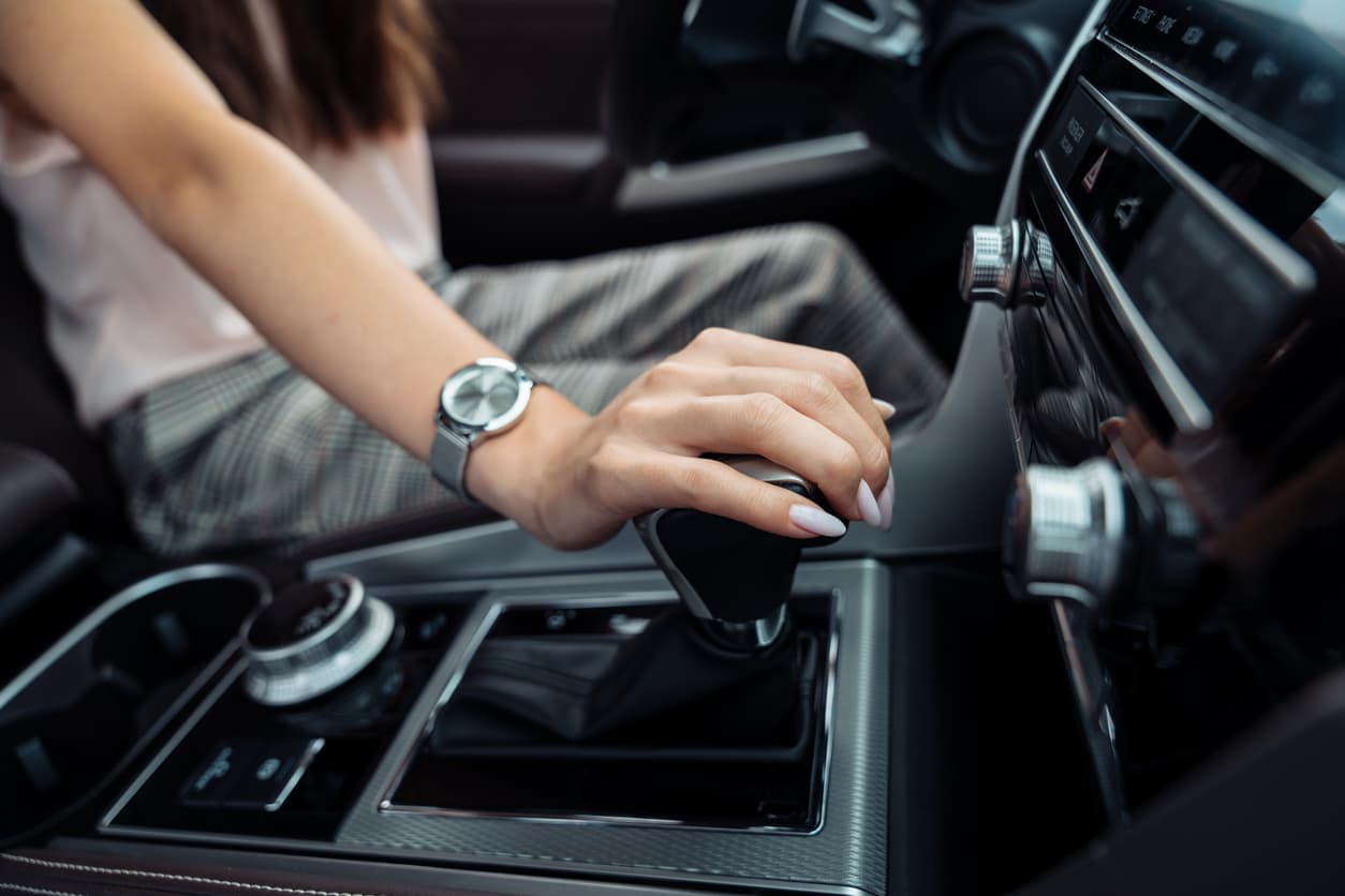 El sistema de transmisión automotriz incluye varias partes que, al trabajar juntas, logran que el cambio de velocidad sea suave y eficiente.