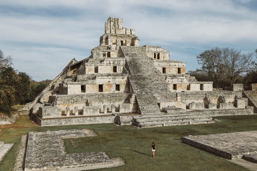 Turistas visitando las ruinas de Edzná