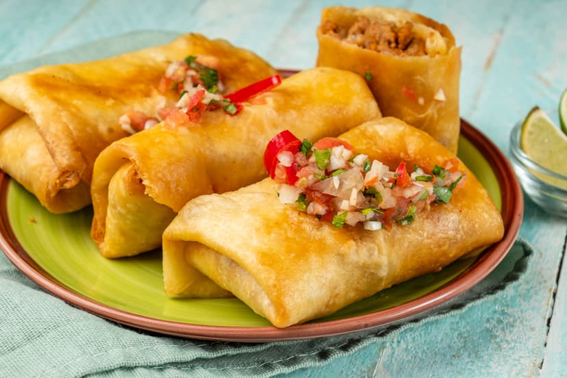 ¿Alguna vez has probado una chimichanga? Este platillo de origen mexicano es una delicia frita que ha ganado fans en todo el mundo.