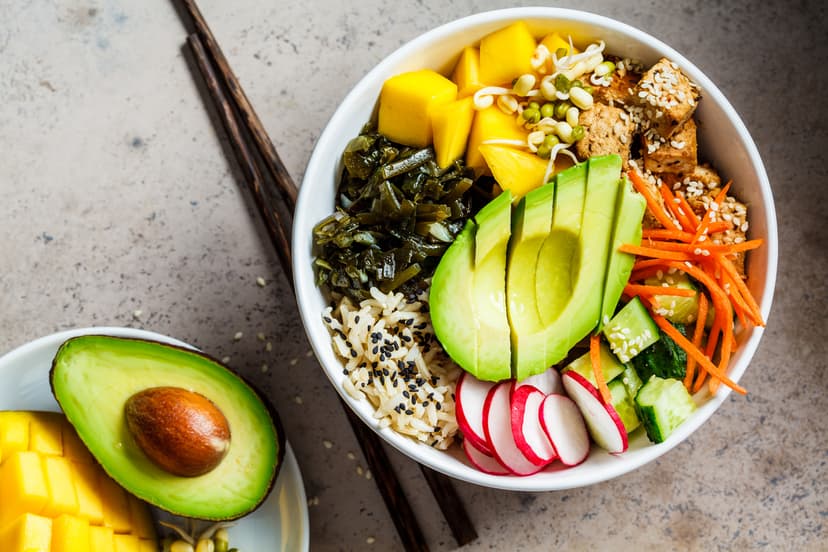 poke vegano con aguacate, tofu, arroz, algas, zanahorias y mango