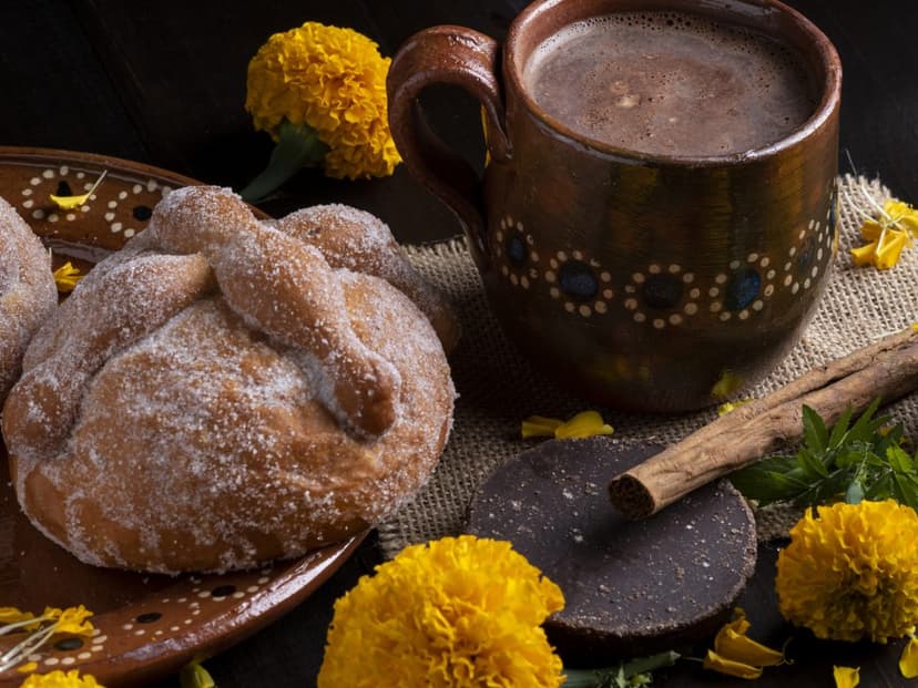 pan de muerto con chocolate caliente