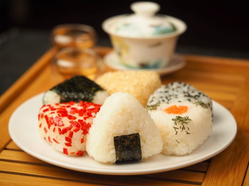 Onigiri de atún con alga