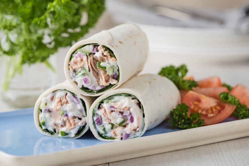 wrap de atún con cebolla y pepino