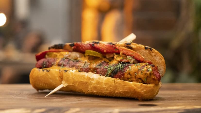 Hot dog gourmet con queso y aderezo de mostaza