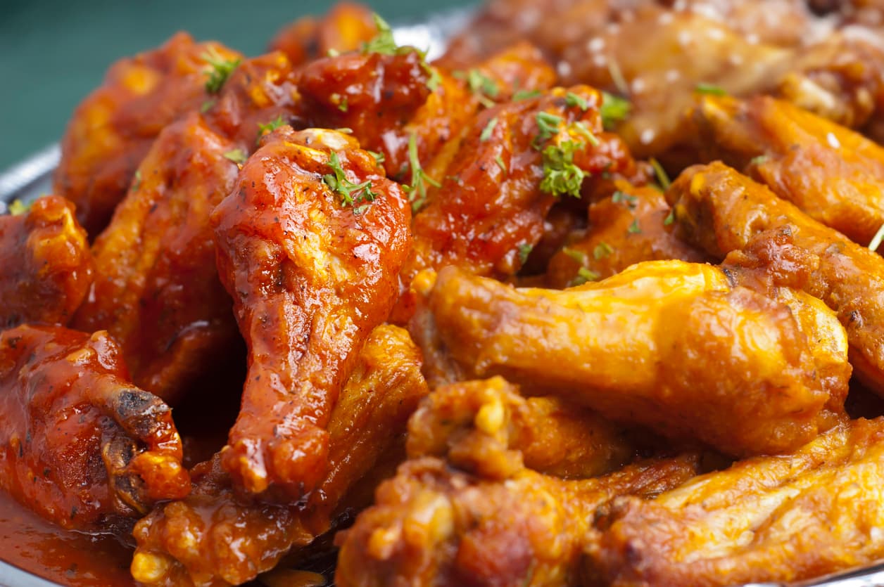 Deliciosas alitas de pollo con salsa para compartir
