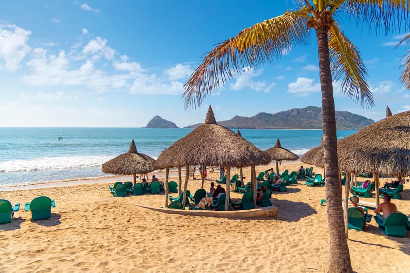 Playa gaviotas mazatlán está ubicada en la zona dorada. Es una de las más populares y visitadas por turistas.